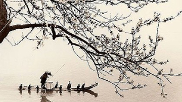 A Chinese fisherman crossing the water with his boat, wsimag.com, A Chinese fisherman crossing the water with his boat