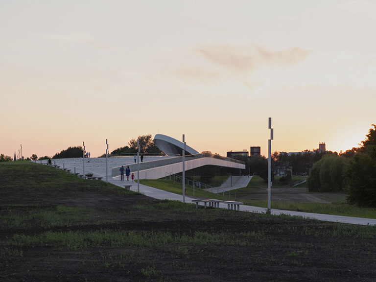 Its roof serves as a multi-purpose platform for concerts and various events.,