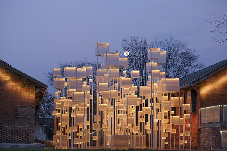 The Floating Seeds Project: Floating seeds transform into sky lanterns frozen in the air