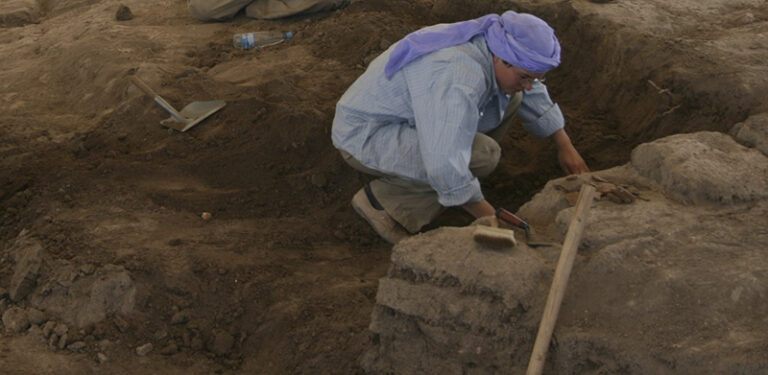 Eva Rosenstock during the excavations at Çatalhöyük West in 2008. In the foreground, we can see a mudbrick wall from the buildings dating from the 6th millennium BCE.