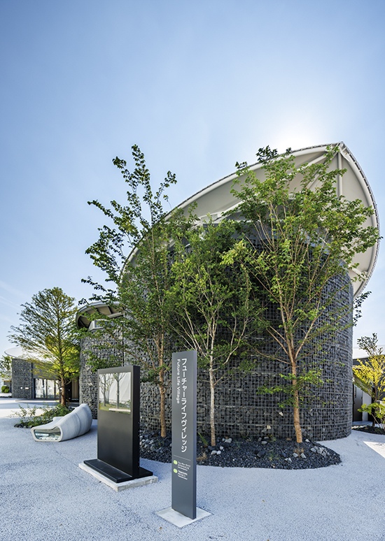 Three exhibition programs and public facilities are unified within a single complex. Designed by KOMPAS.