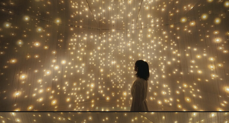 teamLab, Massless Suns and Dark Suns, 2022-, Interactive Installation, Endless, Sound: Hideaki Takahashi © teamLab, courtesy Pace Gallery