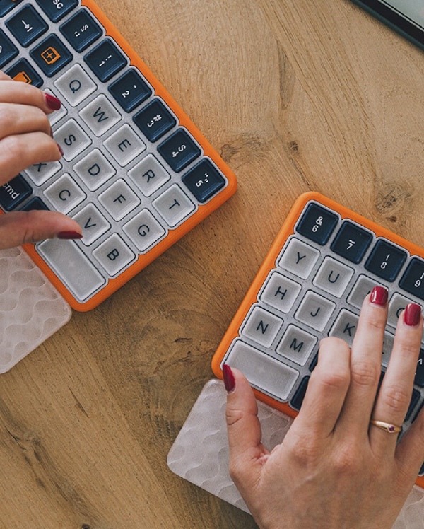 OnCue's split keyboard design accommodates natural hand and arm positioning for improved comfort and motor control.