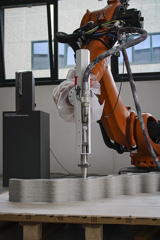 WASP extruder integrated with KUKA robotic arm printing CORNCRETL