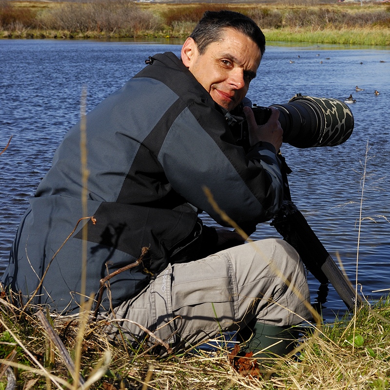 Jose Manuel Grandío photographing waterbirds